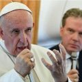 Papa reafirma que restrição à ordenação de mulheres como padres é permanente