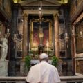 Papa Francisco visita basílica, caminha pelas ruas de Roma e reza pelo fim da pandemia