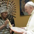 O abraço do Papa Francisco a Indígenas Brasileiros do Movimento Laudato Si no Vaticano