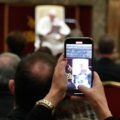 Papa aos comunicadores: contrastar as fake news, mas não isolar os que têm dúvidas