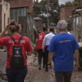 Cáritas Brasileira inicia entrega de cartões com crédito para 24 mil Famílias atingidas pelas enchentes na Bahia e em Minas Gerais