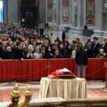 Fiéis prestam homenagem ao Papa emérito na Basílica de São Pedro. O corpo ficará em exposição até quarta-feira, funeral na quinta-feira.